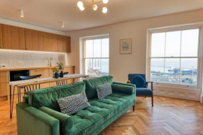 The Lookout - Stylish penthouse with sea views